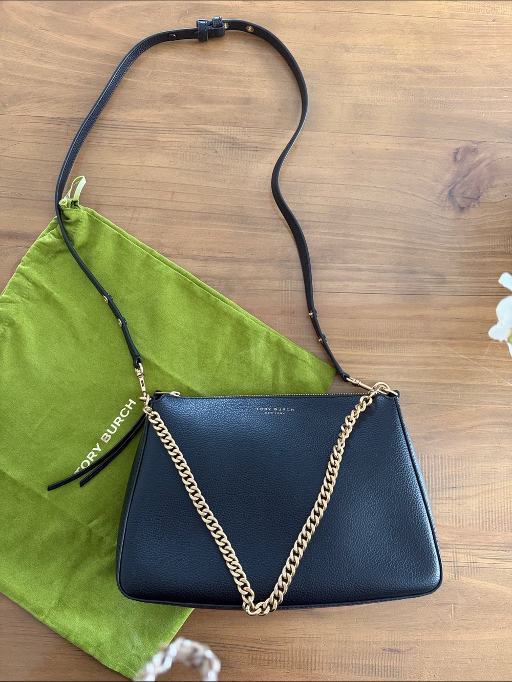 Tory Burch Black Leather Shoulder Bag with Gold Chain - Picture 2 of 4